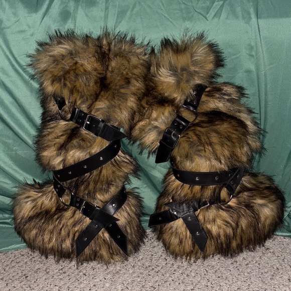 Club Exx (Dollskill) Faux Fur Platform Boots with Black Straps - Picture 3 of 6